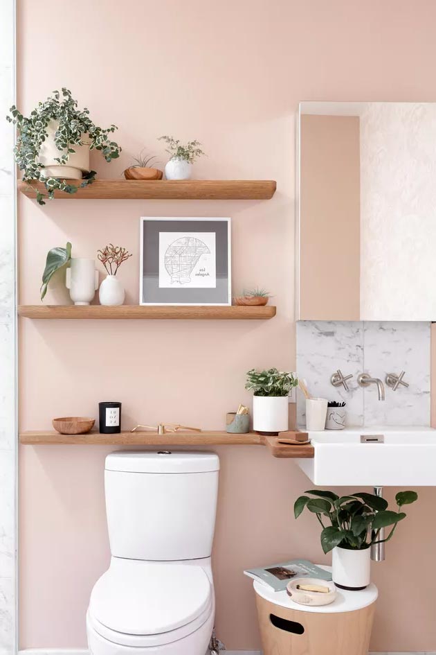Идея розовой ванной комнаты с плавающими полками на стене